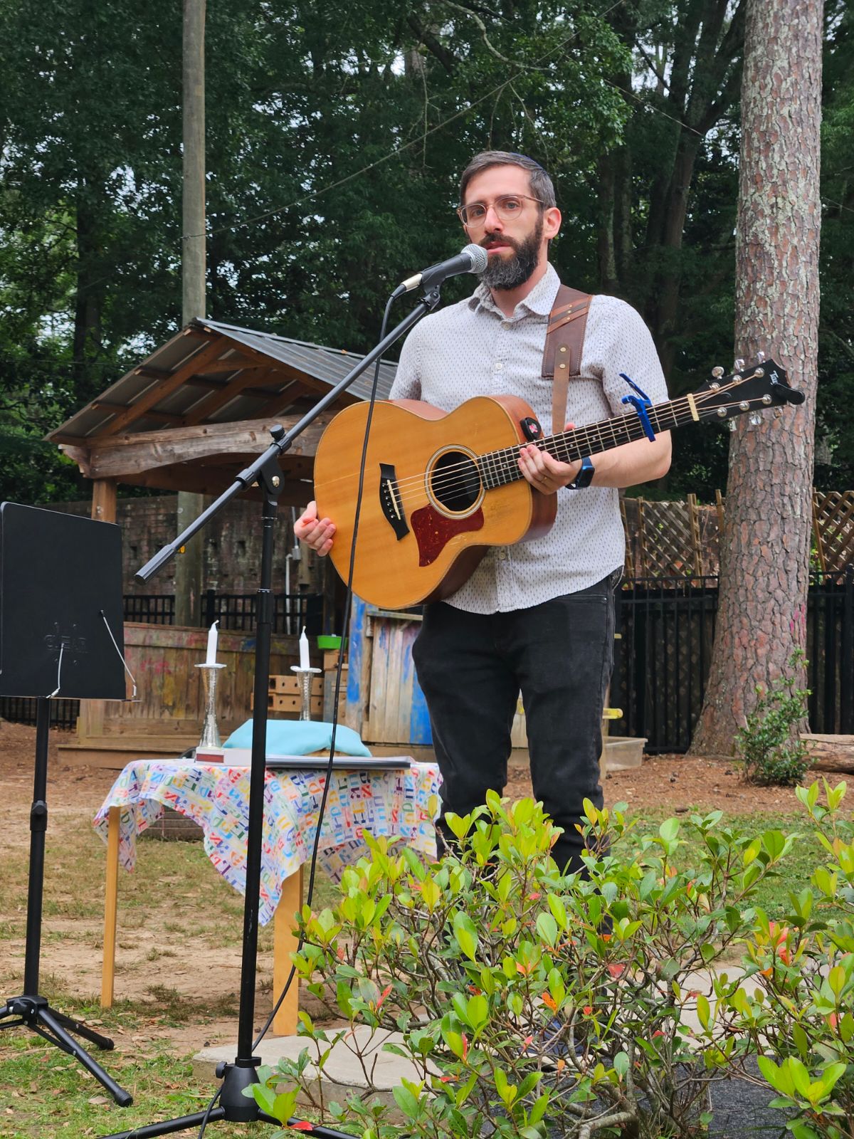 Sam Blustin performing